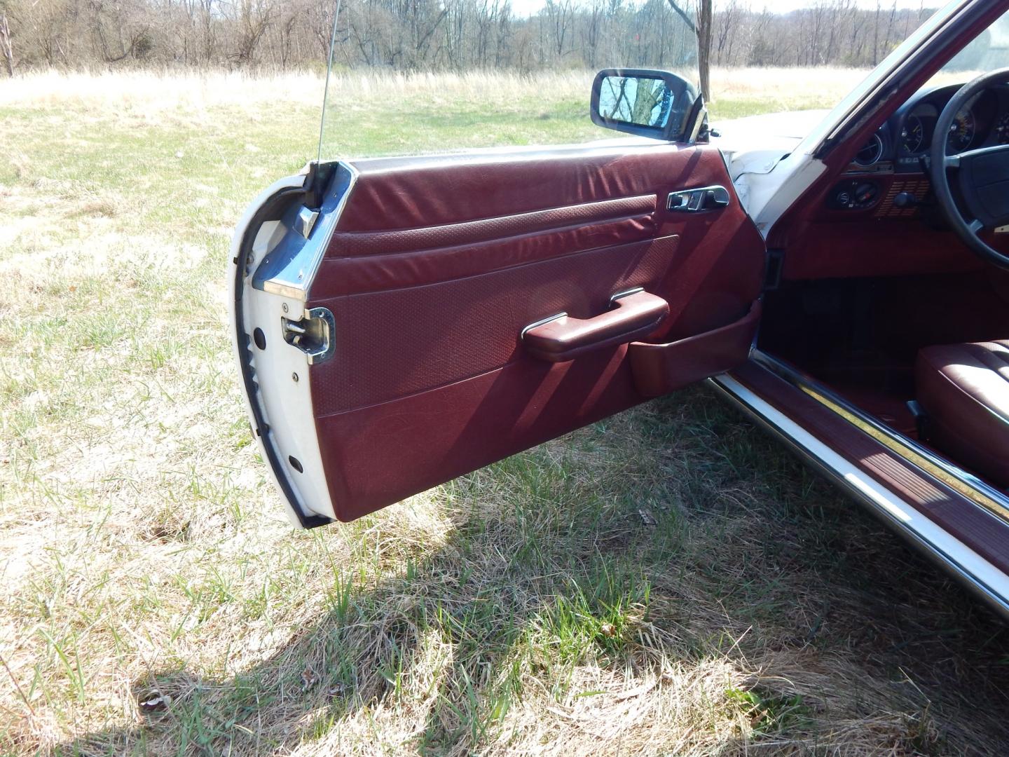 1989 White /Red Mercedes-Benz 560 (WDBBA48D9KA) with an 5.6 Liter V8 engine, Automatic transmission, located at 6528 Lower York Road, New Hope, PA, 18938, (215) 862-9555, 40.358707, -74.977882 - Here is a well cared for 1989 Mercedes-Benz 560 SL 2 top roadster, 5.6 Liter V8 engine, auto trans, leather interior, power windows, central locking system, cruise control, climate control, factory alloy wheels, fog lights, power antenna, wood trim, AM/FM/CD stereo. Comes with car cover. 6/24 Pa. I - Photo#17